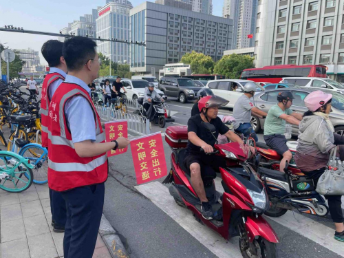 浦发银行天津分行参加“争做文明有礼天津人”文明交通志愿劝导行动